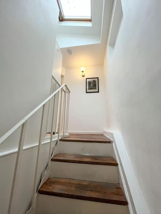 Cosy Apt 5mins Walk From Station Londra